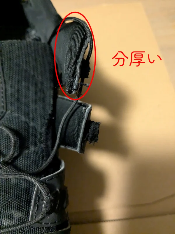 一番上の靴紐を通すところ