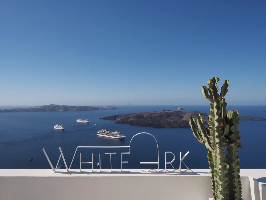 ロドスでも見たクルーズ船「Celebrity Infinity」が停泊している海