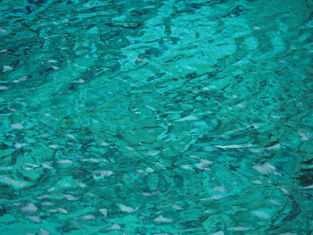 五彩池の澄んだ水