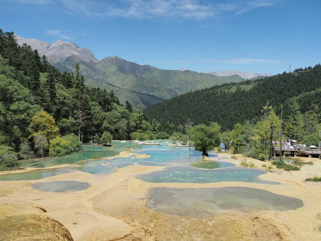 争艶池と山