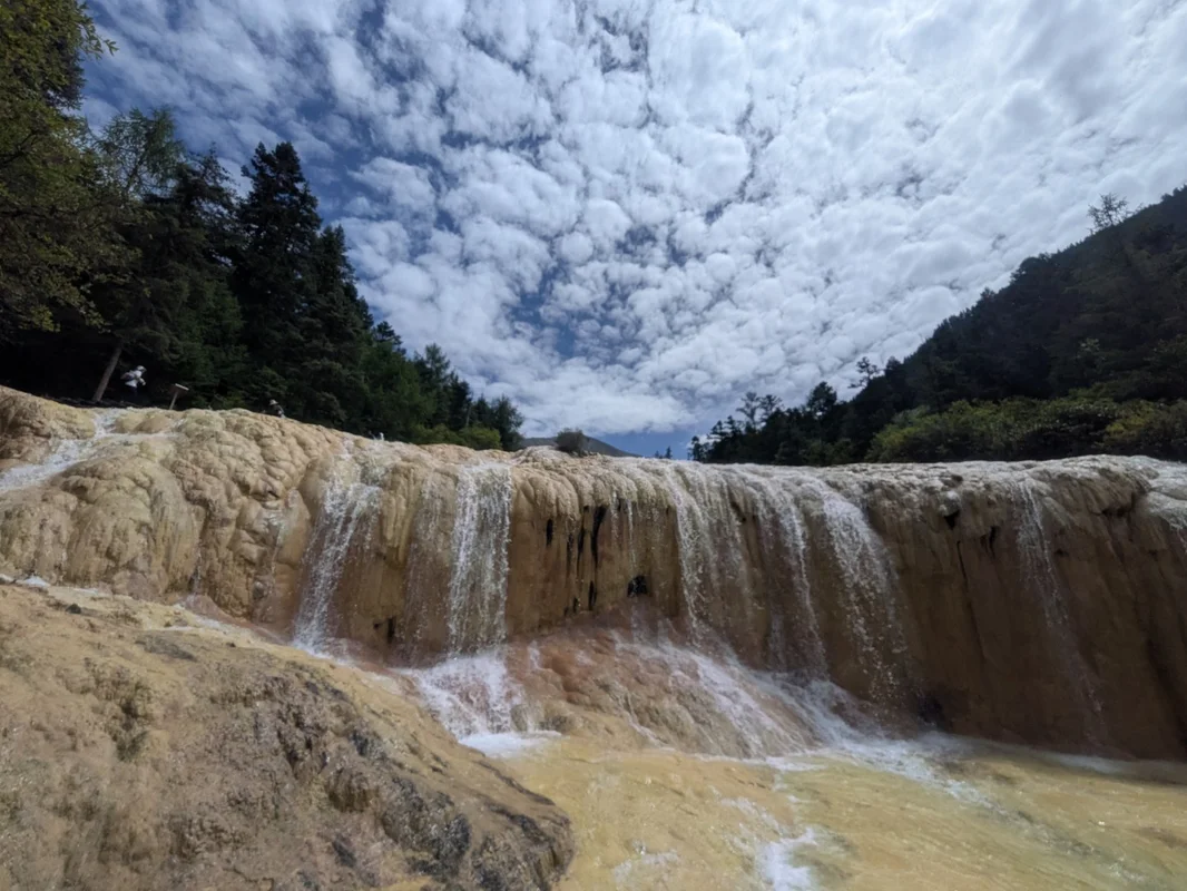 金沙鋪地の下流の滝