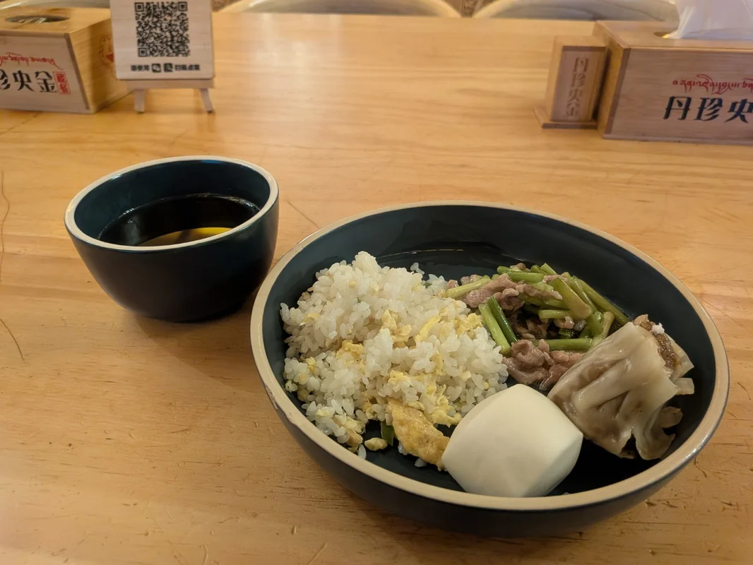 朝食は近くのレストラン