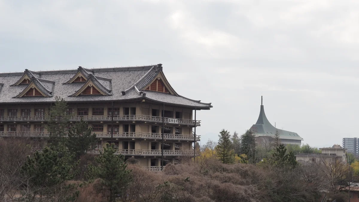 奥に見えるのが天理市役所