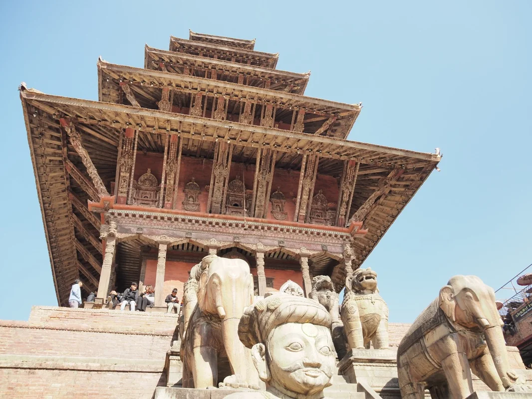 ニャタポラ寺院