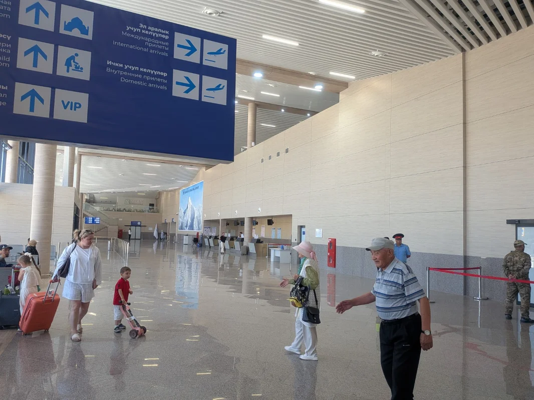 カラコル空港内部