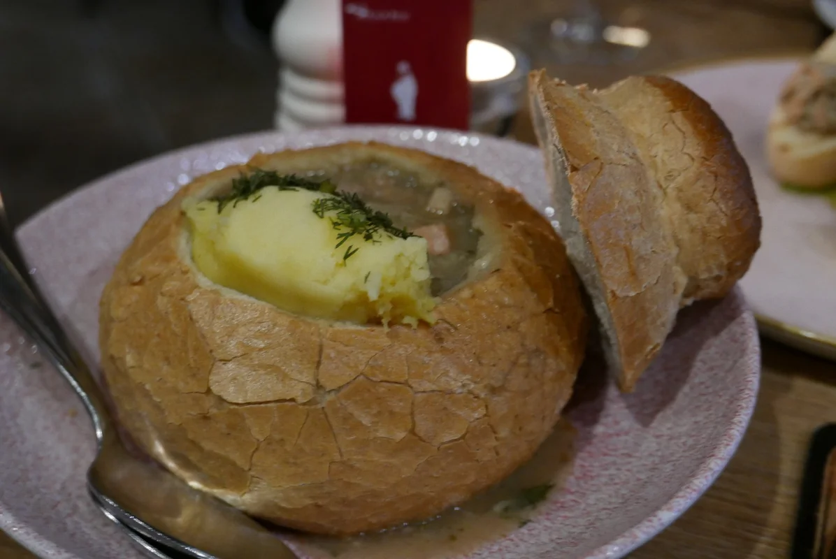 パンに入ったスープ