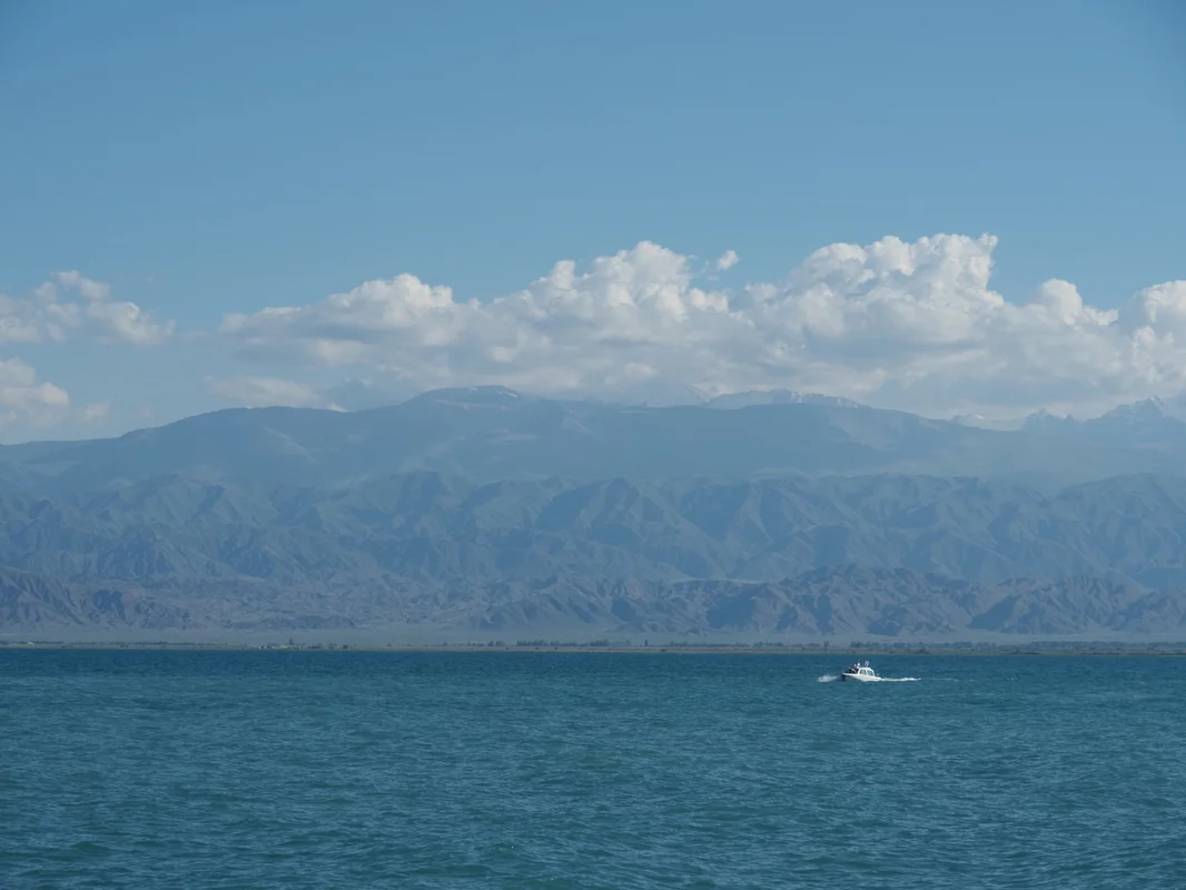 イシククル湖と天山山脈