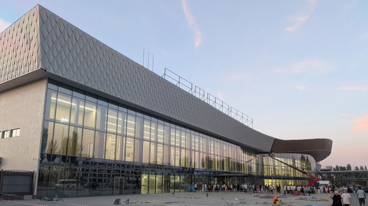 リニューアル中のマナス国際空港