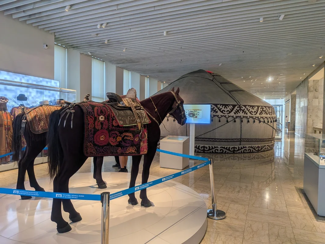 馬とユルトの展示