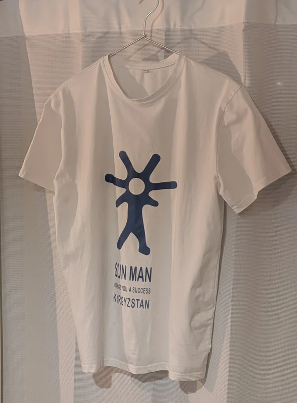 「sun man」が描かれたTシャツ